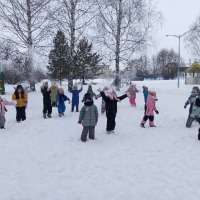 "Мы зимой не скучаем, дружно весело играем"